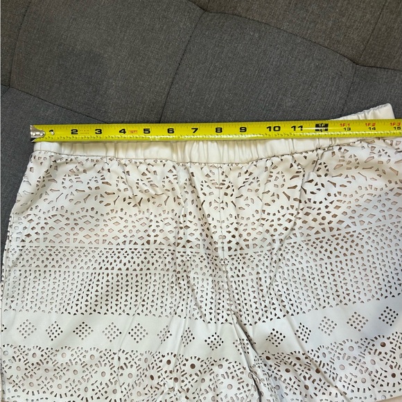 💥PRICE⬇️ DOLCE VITA • Cream faux Leather Laser Cut Out Shorts • size Large - Picture 5 of 9